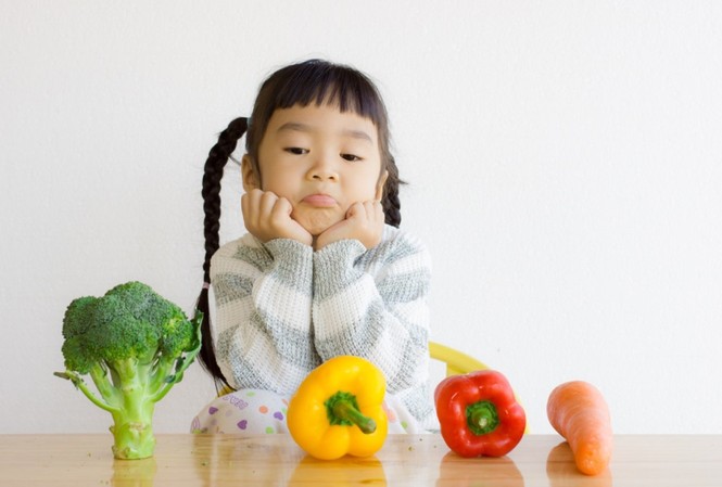 Gia đình có điều kiện, vì sao con vẫn suy dinh dưỡng thấp còi? Nhiều gia đình có điều kiện nhưng con vẫn thấp bé nhẹ cân. Ảnh mang tính minh hoạ