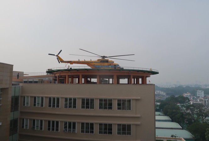 Lần đầu tiên trực thăng đáp xuống nóc bệnh viện Quân Y 175 Lần đầu tiên trực thăng đáp xuống nóc bệnh viện Quân Y 175