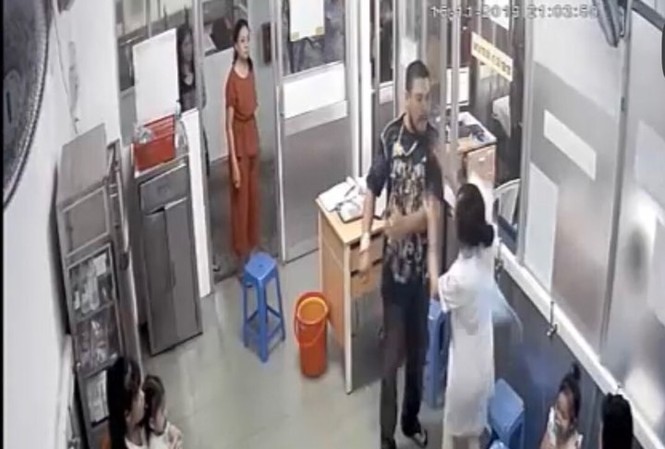 Xử lý vợ đối tượng đánh gãy quai hàm nữ điều dưỡng vì 'cổ súy' chồng Xử lý vợ đối tượng đánh gãy quai hàm nữ điều dưỡng vì 'cổ súy' chồng