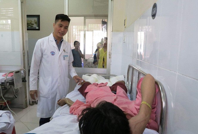 Hút thuốc lá trong lúc đang chiết xăng, 4 người nguy kịch Hút thuốc lá trong lúc đang chiết xăng, 4 người nguy kịch