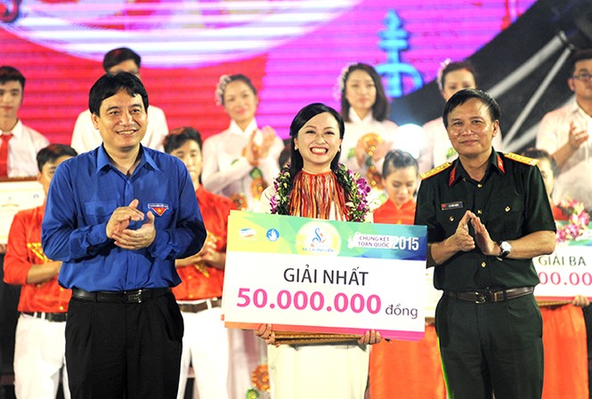 Nữ sinh Thái Nguyên đoạt giải nhất Hành trình Bài ca sinh viên Ngọc Anh (Đại học Thái Nguyên) giành giải nhất cuộc thi với ca khúc "Hồ trên núi" của nhạc sĩ Phó Đức Phương.