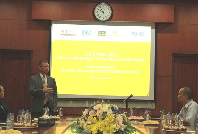 Học online lấy bằng Thạc sỹ của Mỹ Ông Robert Robertson, Trưởng khoa Khoa học máy tính và Hệ thống thông tin