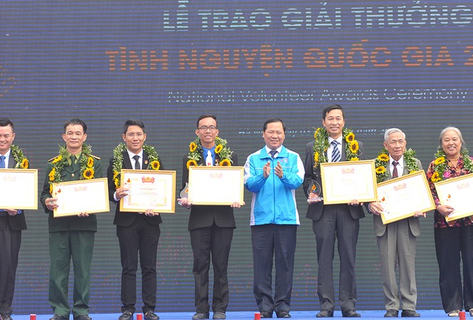 Vinh danh 19 cá nhân, tổ chức tình nguyện Bí thư T.Ư Đoàn, Chủ tịch T.Ư Hội LHTN Việt Nam Nguyễn Phi Long trao Giải thưởng Tình nguyện Quốc gia năm 2016 cho các cá nhân xuất sắc