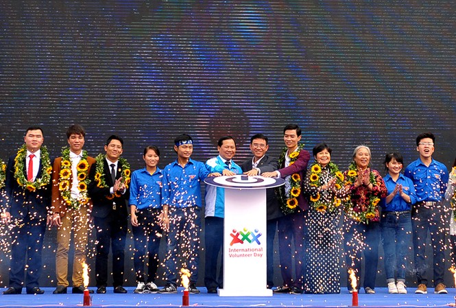 T.Ư Hội phát động ‘Tình nguyện mùa Đông 2016’ và ‘Xuân tình nguyện 2017’ Anh Nguyễn Phi Long - Bí thư T.Ư Đoàn, T.Ư Hội LHTN Việt Nam cùng đại biểu, các tình nguyện viên, thanh niên làm nghi thức phát động