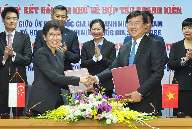 Nhiều kế hoạch quan trọng về thanh niên được Việt Nam – Singapore ký kết Đại diện cho hai bên, anh Lê Quốc Phong và bà Grace Fu ký bản ghi nhớ hợp tác. Ảnh: Xuân Tùng