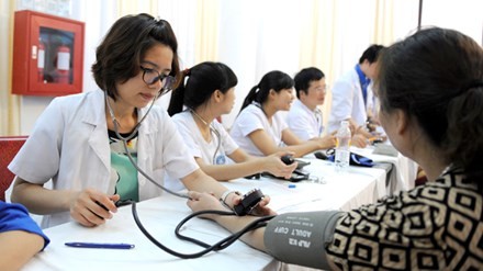 Nhiều hoạt động chăm sóc sức khoẻ vì cộng đồng Nhiều hoạt động chăm sóc sức khoẻ cộng đồng thu hút các thầy thuốc trẻ tham gia