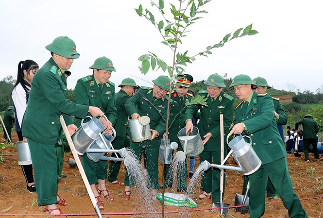 Bộ đội Biên phòng trồng cây bảo vệ môi trường, giúp dân giảm nghèo Thiếu tướng Phùng Quốc Tuấn, Thiếu tướng Lê Như Đức và các đại biểu Trồng cây tại đồi Trồn, xã Vân Hòa