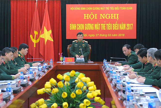 Tuyên dương 10 gương mặt trẻ tiêu biểu toàn quân năm 2017 Trung tướng Lê Hiền Vân - Phó Chủ nhiệm Tổng Cục Chính trị QĐND Việt Nam, Chủ tịch Hội đồng Bình chọn Gương mặt trẻ tiêu biểu toàn quân chủ trì Hội nghị (ảnh: Xuân Tùng)