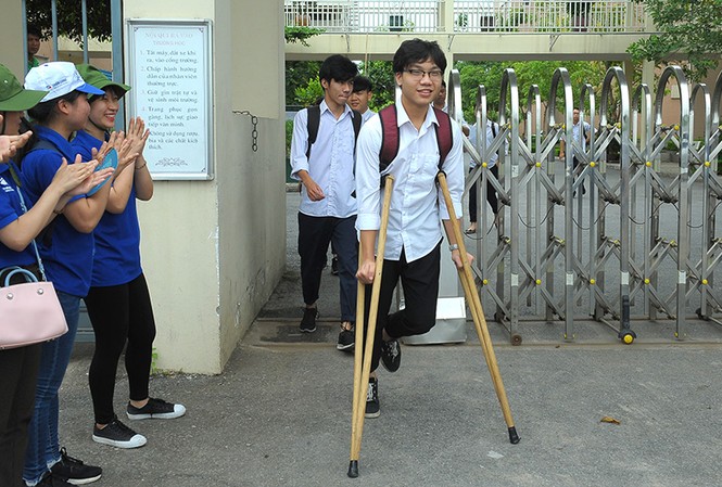 Kết thúc thi tổ hợp tự nhiên: Thí sinh cười tươi dù than đề khó Kết thúc thi tổ hợp tự nhiên: Thí sinh cười tươi dù than đề khó