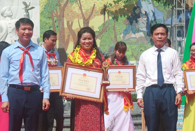 Vinh danh giáo viên làm Tổng phụ trách Đội xuất sắc toàn quốc Bí thư T.Ư Đoàn, Chủ tịch Hội đồng Đội Trung ương Nguyễn Ngọc Lương và Phó Bí thư Tỉnh ủy, Chủ tịch HĐND tỉnh Cao Bằng Đàm Văn Eng tặng bằng khen cho các giáo viên làm tổng phụ trách Đội đạt giải thưởng. Ảnh: BTC