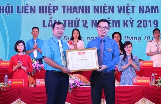 Anh Nguyễn Hồng Sáng tái cử làm Chủ tịch Hội LHTN Việt Nam tỉnh Hải Dương Phó Chủ tịch thường trực T.Ư Hội LHTN Việt Nam Nguyễn Tường Lâm tặng bằng khen cho anh Nguyễn Hồng Sáng - Phó Bí thư Tỉnh đoàn, Chủ tịch Hội LHTN Việt Nam tỉnh Hải Dương. Ảnh: BTC