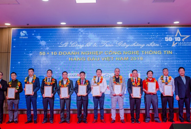 Top 10 doanh nghiệp có năng lực công nghệ 4.0 tiêu biểu Ông Phan Tâm - Thứ trưởng bộ TT&TT và ông Trương Gia Bình - Chủ tịch Hiêp hội Vinasa trao tặng giải thưởng Top 10 doanh nghiệp có năng lực công nghệ 4.0 tiêu biểu