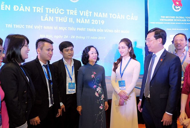 Luôn có Việt Nam trong trái tim Trưởng ban Dân vận Trung ương Trương Thị Mai và Bí thư thứ nhất T.Ư Đoàn Lê Quốc Phong trao đổi với các đại biểu. Ảnh: Xuân Tùng