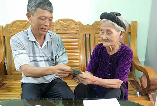 Rưng rưng quà quyên góp từ mẹ Việt Nam anh hùng, tuổi cao tinh thần chống dịch càng cao Bà Đỗ Thị Mơ ủng hộ tiền từ việc bán rau, bán trứng để phòng chống dịch