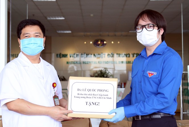 Tặng máy cấp oxy liều cao cho bệnh viện tuyến đầu chống dịch Đại diện Hội Thầy thuốc trẻ Việt Nam trao quà của Bí thư thứ nhất T.Ư Đoàn Lê Quốc Phong đến y, bác sĩ Bệnh viện Nhiệt đới Trung ương