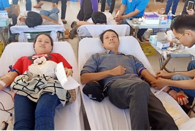 22 gia đình trẻ tiêu biểu năm 2020 được tuyên dương Vợ chồng anh Trần Thanh Thoảng và chị Nguyễn Kiều Giang cùng tham gia hiến máu cứu người. Ảnh: BTC