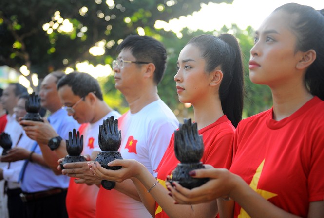 Dâng hương tượng đài đội Hoàng Sa kiêm quản Bắc Hải Dâng hương tượng đài đội Hoàng Sa kiêm quản Bắc Hải