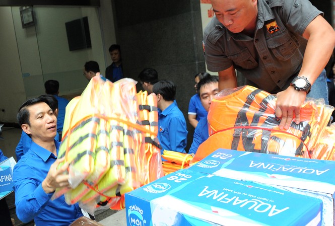 T.Ư Đoàn quyên góp hơn 20 tỉ đồng hỗ trợ đồng bào miền Trung bị lũ lụt T.Ư Đoàn quyên góp hơn 20 tỉ đồng hỗ trợ đồng bào miền Trung bị lũ lụt
