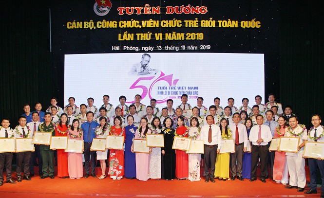 Tuyên dương 56 gương cán bộ, công chức, viên chức trẻ giỏi toàn quốc 2020 Năm 2020, giải thưởng được trao cho 56 gương. (Trong ảnh, lễ trao giải thưởng năm 2019)