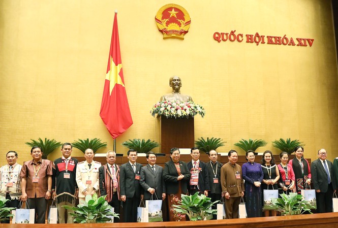 Chủ tịch Quốc hội gặp mặt đoàn đại biểu Đại hội toàn quốc các dân tộc thiểu số Việt Nam Chủ tịch Quốc hội Nguyễn Thị Kim Ngân tặng quà các đại biểu tại buổi gặp mặt. Ảnh: Minh Thu