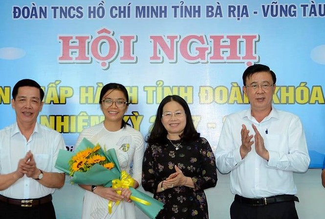 Bà Rịa – Vũng Tàu có Bí thư Tỉnh Đoàn mới Phó Bí thư Thường trực Tỉnh ủy Bà Rịa – Vũng Tàu Nguyễn Thị Yến tặng hoa chúc mừng chị Hồ Thị Ánh Tuyết làm Bí thư Tỉnh Đoàn