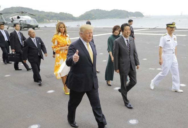 Ông Trump thăm chiến hạm lớn nhất của Nhật, người Trung Quốc 'sốt vó' Ông Trump và ông Abe tới thăm căn cứ hải quân