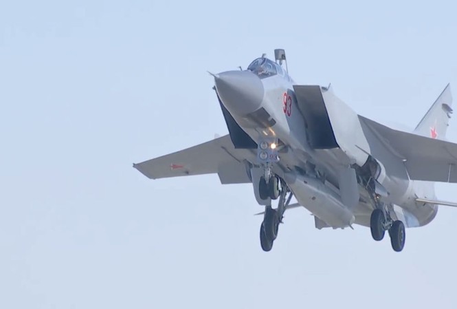 Vũ khí siêu thanh Nga ở đâu trong mắt chuyên gia Mỹ? Tiêm kích MiG-31 mang tên lửa Kinzhal dưới bụng