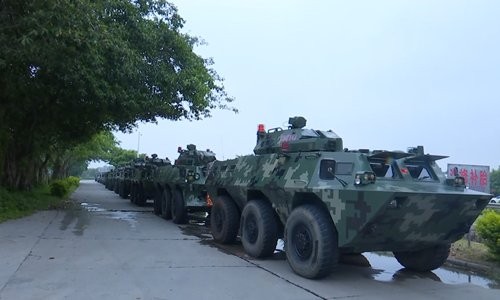 Cảnh sát vũ trang Trung Quốc hội quân ở Thâm Quyến, giáp ranh Hong Kong Xe bọc thép của Cảnh sát vũ trang Trung Quốc