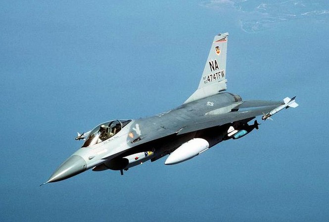 Mỹ: Rao bán tiêm kích F-16 trên mạng Tiêm kích F-16 đời đầu