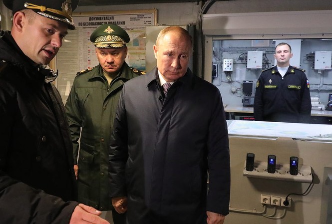 Ông Putin lại nói về tên lửa siêu thanh Zircon ‘không thể bị đánh chặn’ Ông Putin, phía sau là bộ trưởng Shoigu, tới thị sát con tàu lớp Gremyashchi