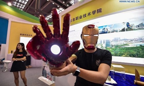 Lính Trung Quốc sẽ được trang bị áo giáp ‘siêu nhân’? Sinh viên đại học bách khoa Thâm Quyến trình diễn mũ và cánh tay của bộ áo giáp "Người Sắt"