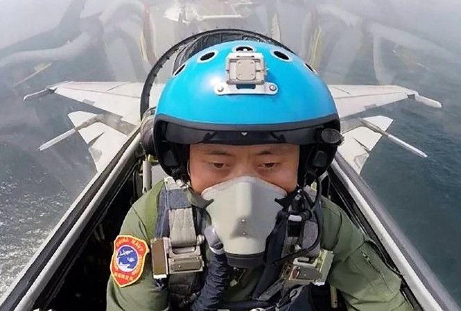 Tàu sân bay Trung Quốc thiếu trầm trọng phi công Tàu sân bay Trung Quốc đang thiếu trầm trọng phi công. Trong ảnh: Một phi công vừa cất cánh từ tàu Liêu Ninh