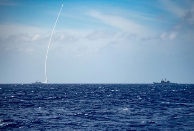 Hải quân Mỹ bắn tên lửa trên biển ‘thách thức Trung Quốc’ Tàu USS Barry phóng tên lửa SM-2