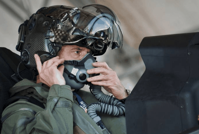 Chiếc mũ bay đắt ngang siêu xe của phi công F-35 Chiếc mũ đắt tiền của phi công tiêm kích F-35