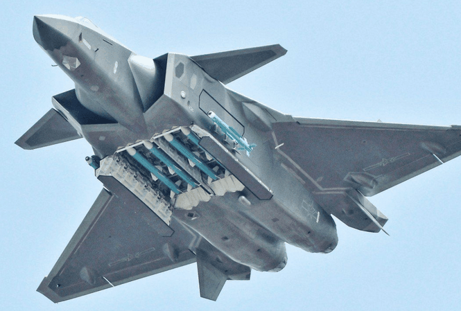 Tiêm kích J-20 Trung Quốc có 'ăn gỏi' được F-22 của Mỹ không? Tiêm kích J-20 Trung Quốc và khoang vũ khí có tên lửa PL-15