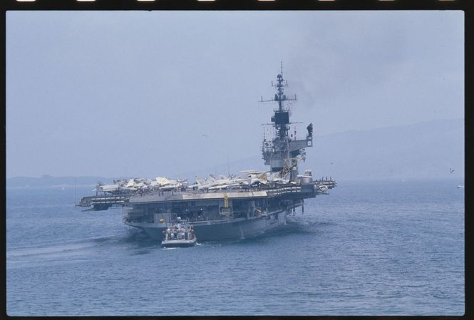 To không phải lúc nào cũng tốt: hải quân Mỹ muốn có tàu sân bay nhỏ hơn trước Tàu sân bay USS Midway năm 1981, nay là bảo tàng nổi neo đậu ở New York