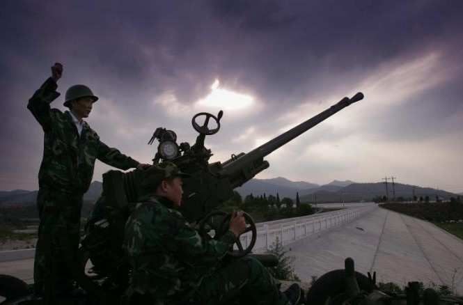 Trung Quốc tăng cường công nghệ 'hô phong hoán vũ', Ấn Độ cảnh giác không thừa Một công nhân bắn tên lửa để tạo hạt mây trong một nỗ lực tạo mưa ở Huangpi, Trung Quốc vào ngày 10 tháng 5 năm 2011