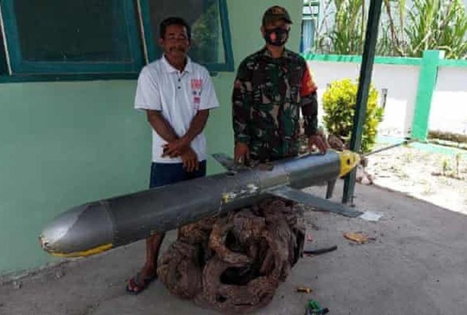 Vật thể bí ẩn ngư dân Indonesia tìm thấy là tàu gián điệp không người lái Trung Quốc? Vật thể bí ẩn được ngư dân Indonesia tìm thấy ngày 2/12/2020.