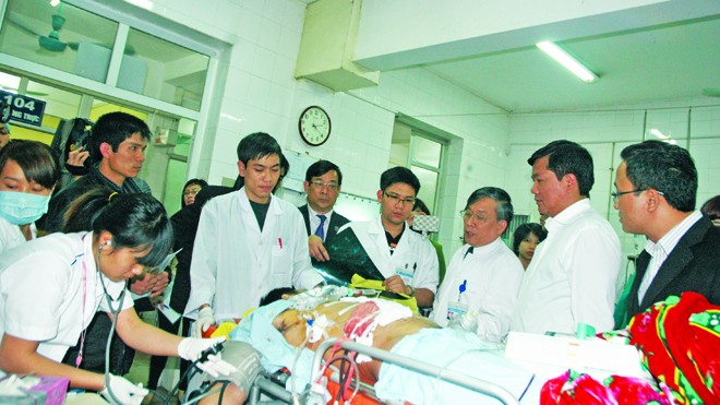 Dịp Tết, bùng phát tai nạn giao thông nông thôn Bộ trưởng GTVT, Phó chủ tịch Ủy ban ATGT Quốc gia Đinh La Thăng thăm hỏi nạn nhân bị tai nạn giao thông tại Bệnh viện Việt Đức chiều mùng 4 Tết. Ảnh: Sỹ lực
