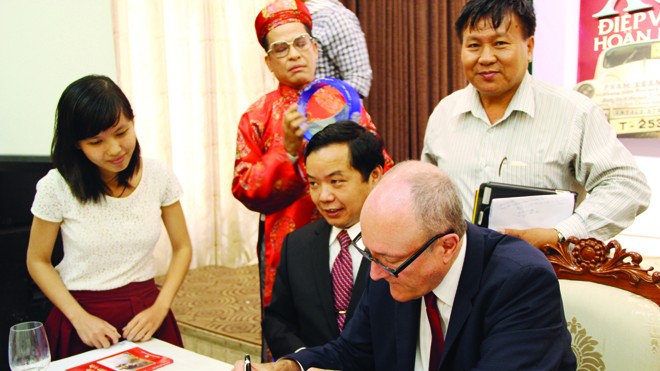 Giáo sư sử học Mỹ sẽ làm phim về Phạm Xuân Ẩn Larry Berman trong một lần ký tặng độc giả Việt Nam tại TPHCM