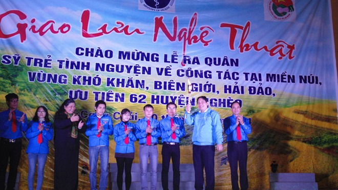 Ra quân “Bác sỹ trẻ tình nguyện đến vùng khó khăn” Phó Chủ tịch Quốc hội Tòng Thị Phóng và Bí thư thứ nhất Trung ương đoàn Nguyễn Đắc Vinh trao đuốc cho những bác sỹ trẻ lên đường làm nhiệm vụ.