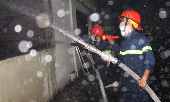 Cháy kho xưởng sản xuất mũ bảo hiểm thiệt hại 42 tỷ đồng Hiện trường vụ cháy. Ảnh; Thanh Niên