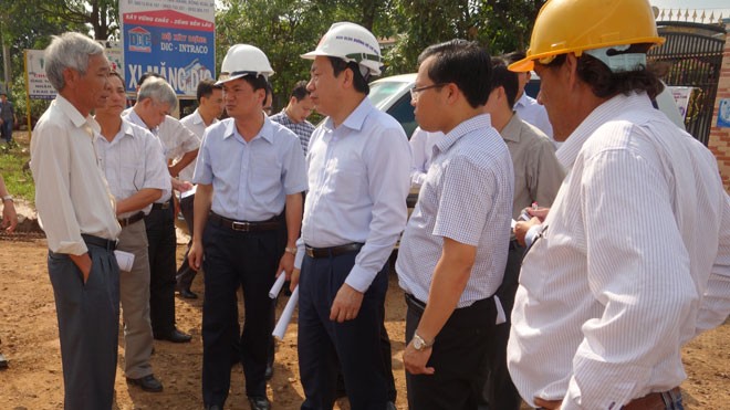 Sẽ thay nhà thầu nếu “lụt” tiến độ đường Hồ Chí Minh Thứ trưởng GTVT Nguyễn Hồng Trường (thứ 3 từ phải sang) kiểm tra thực địa dự án tại Tây Nguyên