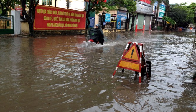 Chi hàng nghìn tỷ đồng, Hà Nội vẫn lội khi mưa Hà Nội ngập úng sau cơn mưa sáng ngày 27/4