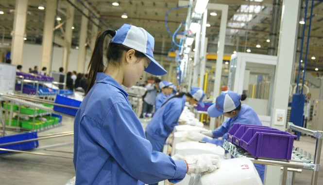 Không còn lao động giá rẻ, lấy gì làm lợi thế? Lao động giá rẻ không còn là lợi thế của Việt Nam. (Ảnh nhà máy sản xuất bình nước nóng của nhà đầu tư Italy). Ảnh: L.H.V.