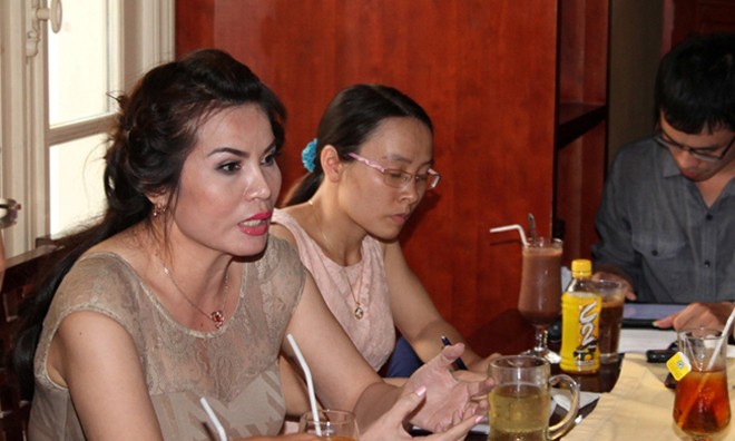 Vụ hoa hậu trả vương miện: Những người trong cuộc nói gì? Bà Đoàn Thị Kim Hồng (trái) tại Hà Nội chiều 22/5. Ảnh: T.Toan