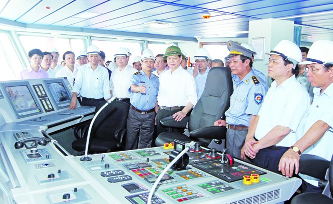 Trang bị tàu kiểm ngư lớn nhất Việt Nam Thủ tướng Nguyễn Tấn Dũng kiểm tra tàu kiểm ngư KN 781 tại Cty đóng tàu Hạ Long. Ảnh: Đức Tám