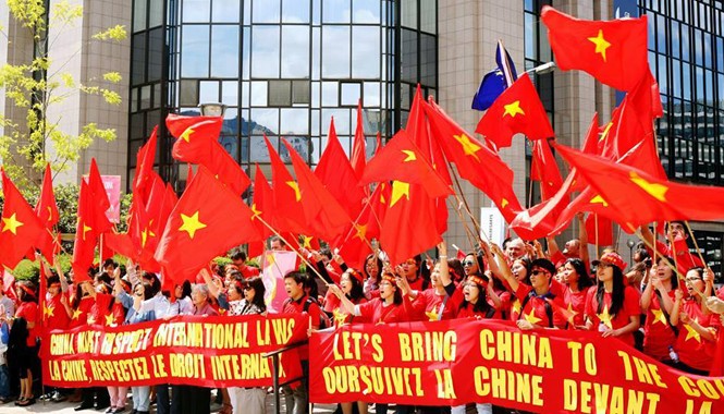 Tự nguyện Kiều bào và sinh viên Việt Nam tại Bỉ biểu tình phản đối Trung Quốc đặt giàn khoan trái phép trong vùng biển Việt Nam. ảnh: Dương Tú (Brussels)