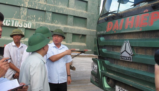 Bộ trưởng Thăng đi hơn 400 cây số bắt xe hổ vồ Đoàn xe Howo bị đoàn công tác chặn lại kiểm tra. Ảnh: sỹ lực