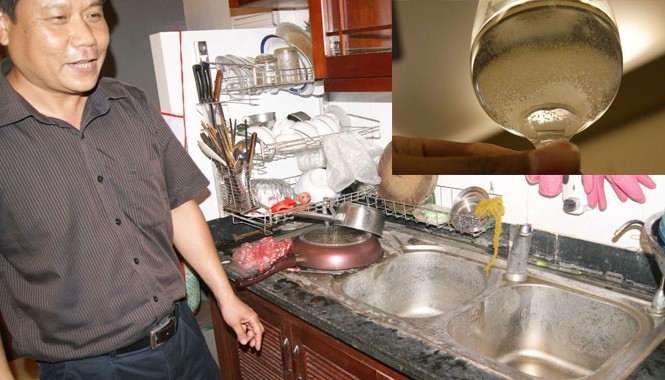 Nước máy bẩn, luộc rau đen kìn kịt: Vẫn an toàn? Hệ thống chậu rửa nhà anh Tuấn bám đầy cặn dù thường xuyên lau rửa (ảnh to). Nước máy tại khu vực Ngọc Thụy (Long Biên) lắng cặn sau khi đun sôi. Ảnh: L.H.V